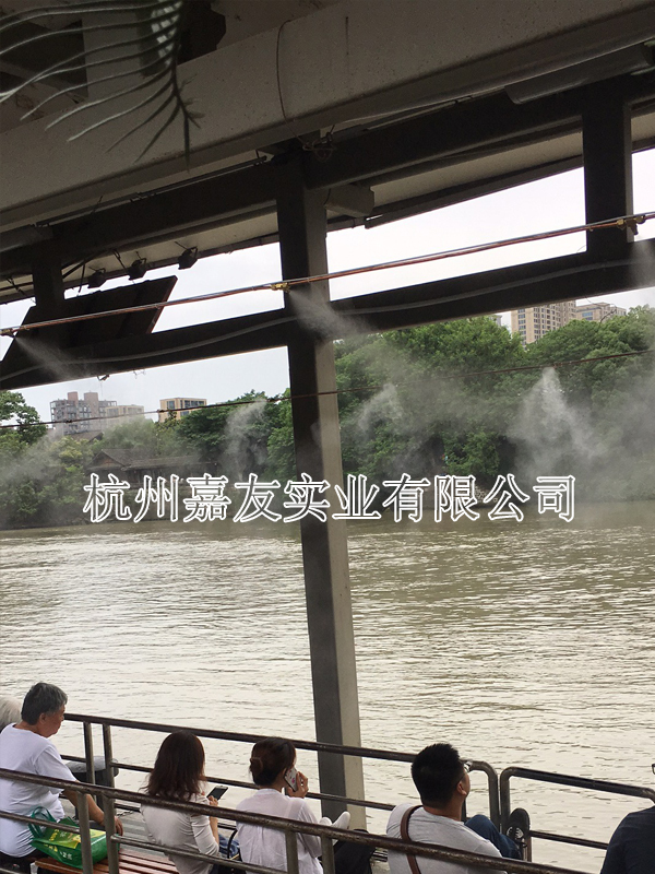 杭州水上公共巴士观光高压喷雾降温.