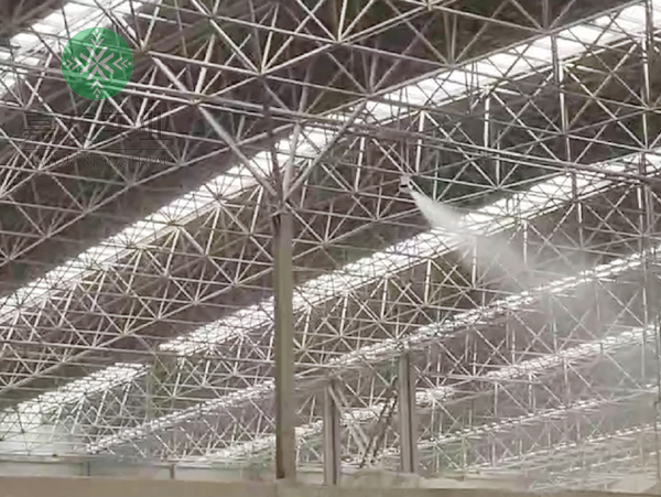 杭州嘉友携手济南卓旺为东鹏原料堆场安装旋转雾桩降尘系统